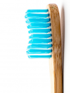 Зубная щетка с изогнутой щетиной HUMBLE BRUSH из бамбука , голубая щетина средней жесткости